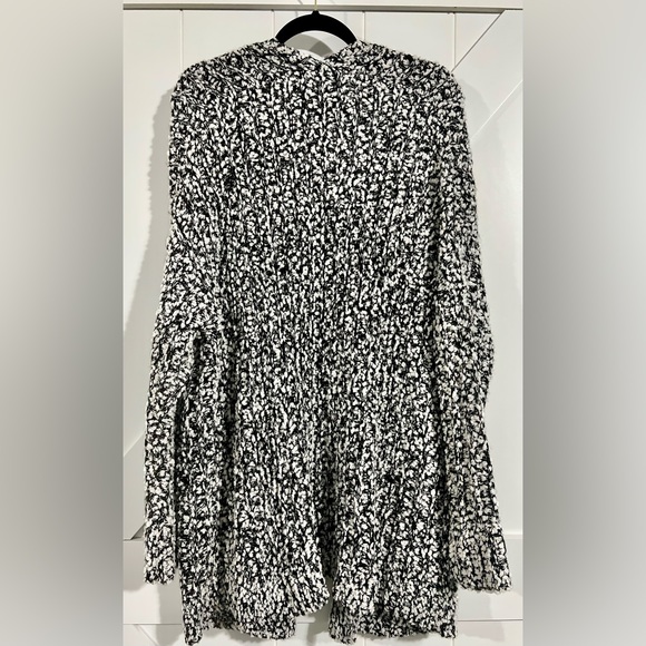 Oversized Comfy Cardigan with Pockets - Picture 3 of 4